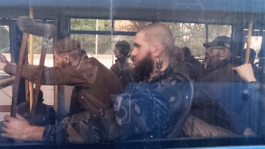 soldati ucraineni azovstal in autobuz, preluati de rusi