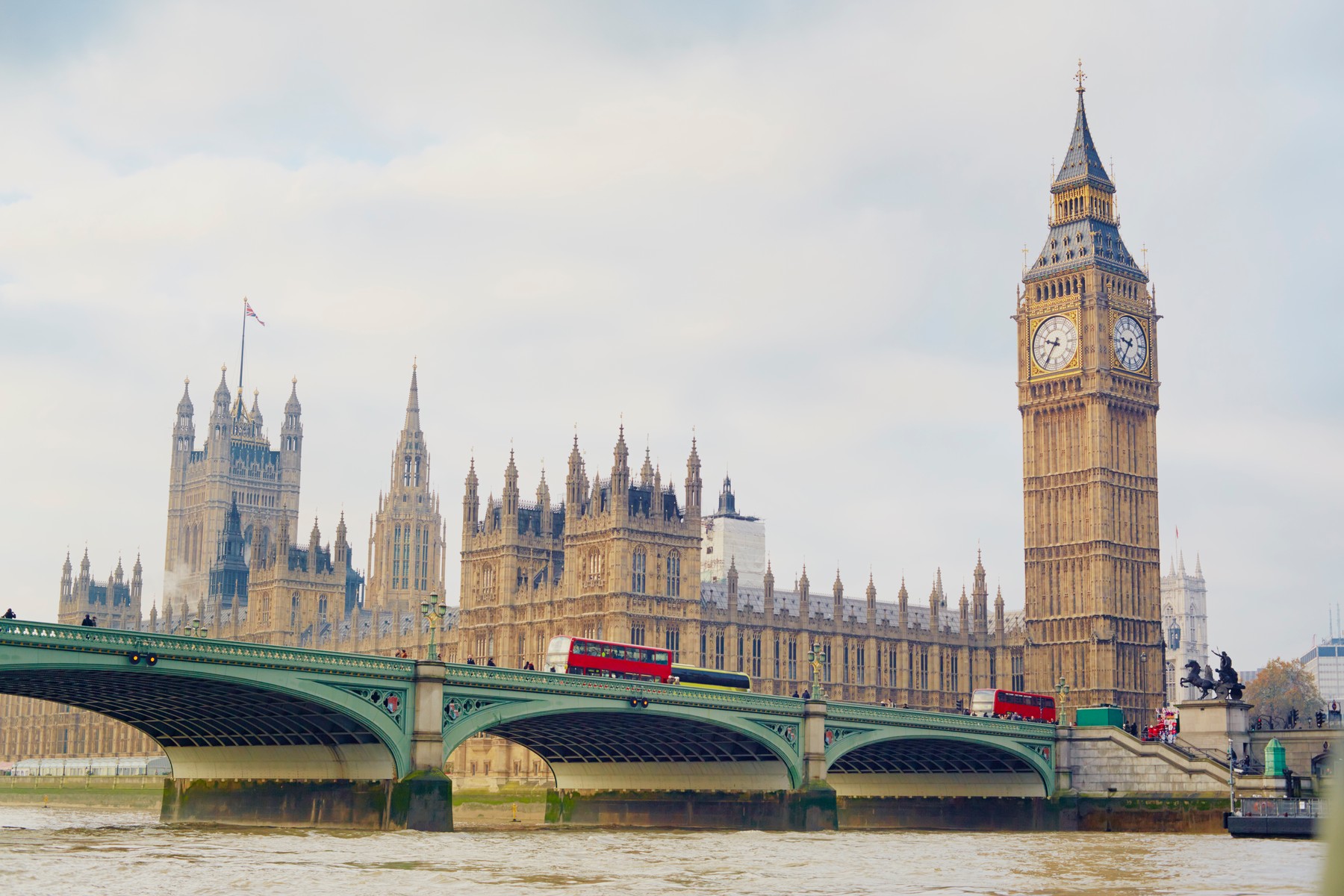 Un parlamentar britanic din Partidul Conservator a fost arestat pentru o acuzație de viol