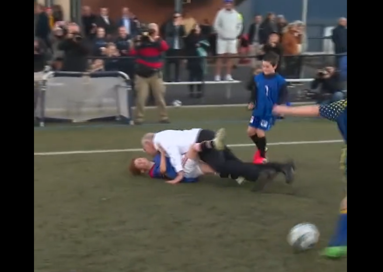 Premierul Australiei a trântit un copil la pământ în timp ce juca fotbal la un eveniment de campanie electorală