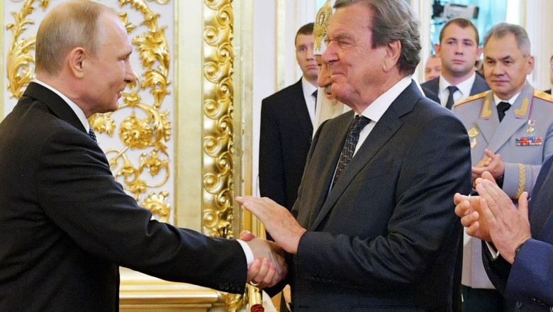 Gerhard Schroeder îl salută pe Vladimir Putin