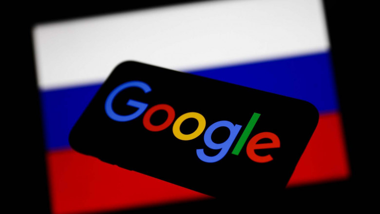 logo google suprapus pe steagul rusiei
