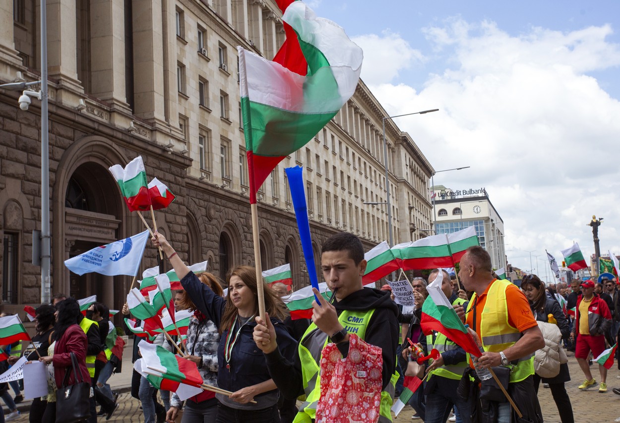 După protestele din stradă, Bulgaria a anunțat că renunță la taxa pe pâine, mărește alocațiile, pensiile și ieftinește carburanții