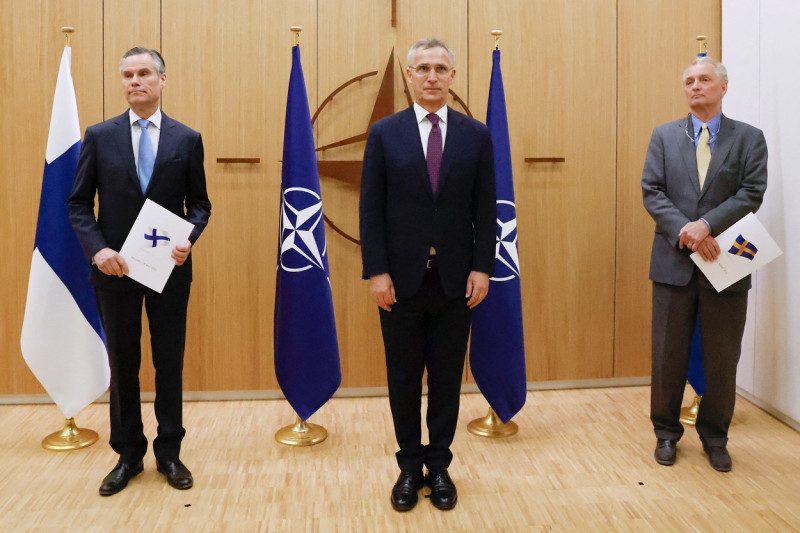 Ambasadorii celor două țări la NATO s-au întâlnit cu secretarul general al NATO, Jens Stoltenberg, pentru a transmite cererile de aderare.