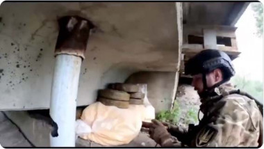 soldat pune mine antitanc la un pod