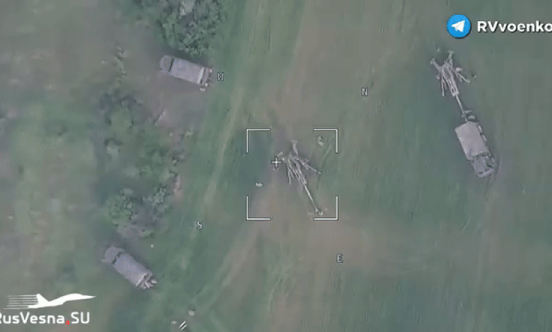 Momentul în care o dronă kamikaze rusească ia la ţintă obuzierele americane ale ucrainenilor