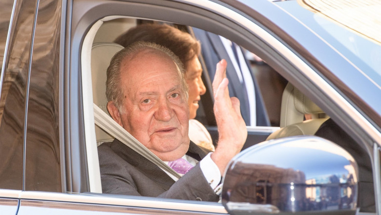Juan Carlos face cu mâna din mașină