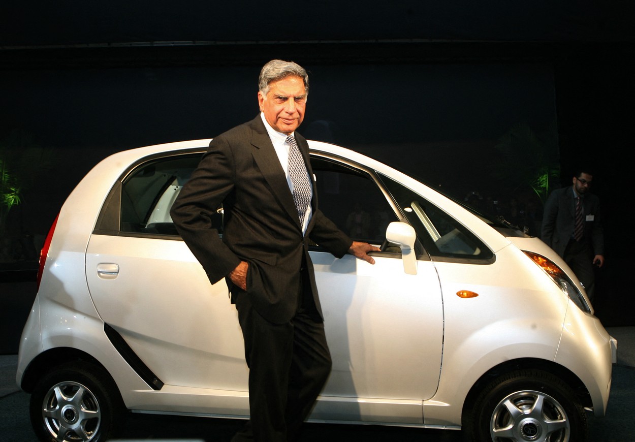 Miliardarul care merge cu cea mai ieftină mașină din lume, deși deține doi producători auto de lux. Modelul costă doar 2.000 de dolari