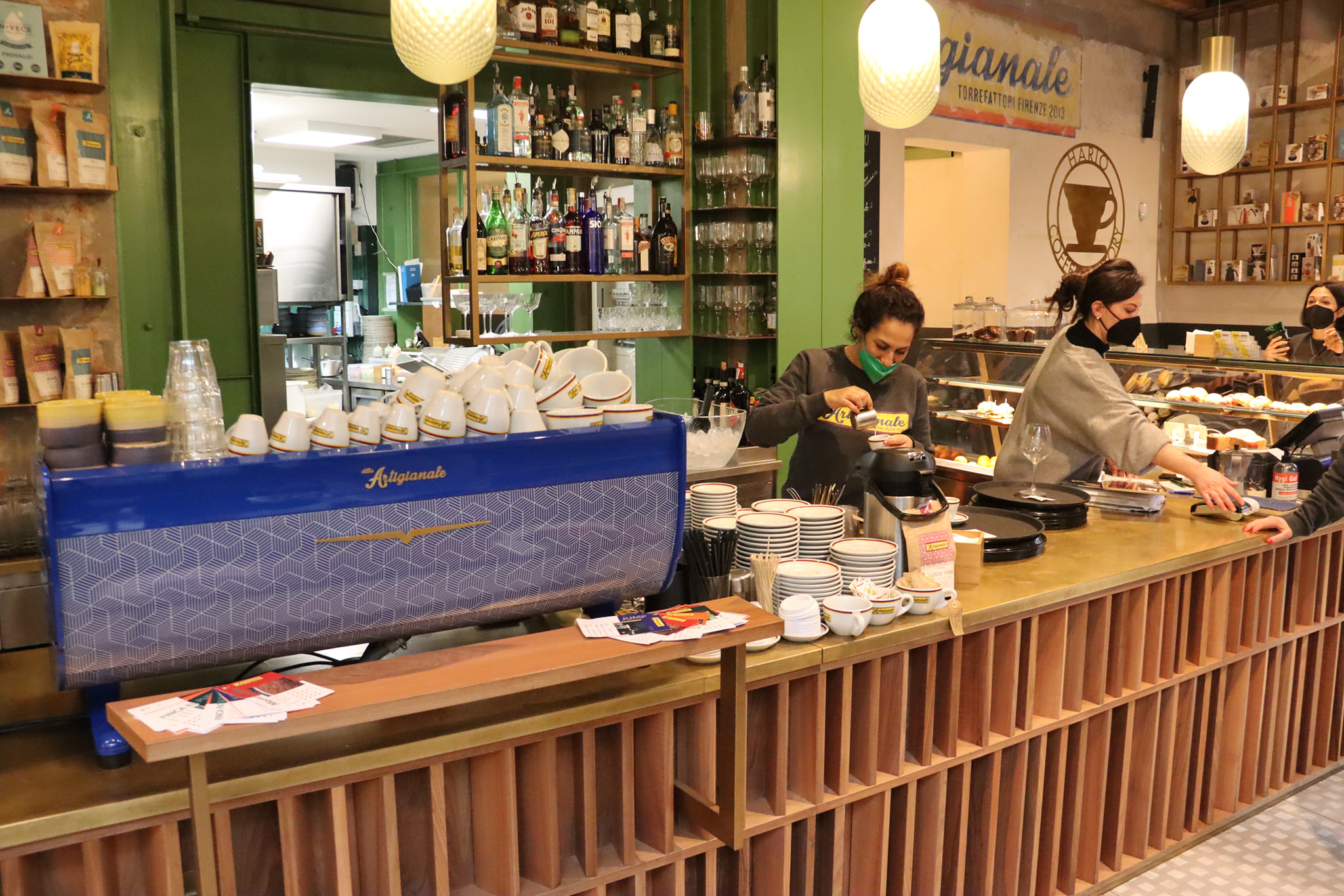 Un bărbat care a intrat într-o cafenea din Florența a sunat la poliție când i s-au cerut banii pe un espresso
