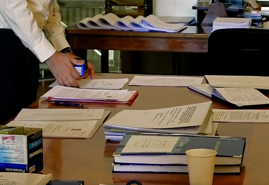 Statul la stat. Tehnologia evoluează, dar România rămâne țara dosarului cu șină. Instituțiile consumă sute de tone de hârtie pe an