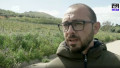 barbat cu ochelari vorbeste pe un camp din italia