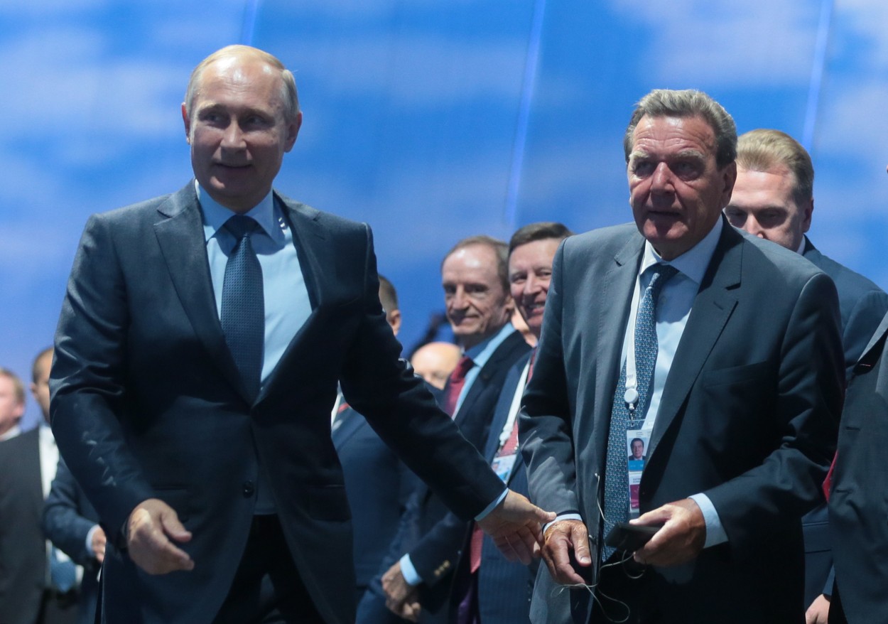 Fostul cancelar german Gerhard Schröder și-a pierdut privilegiile funcției pentru că a rămas apropiat de Putin