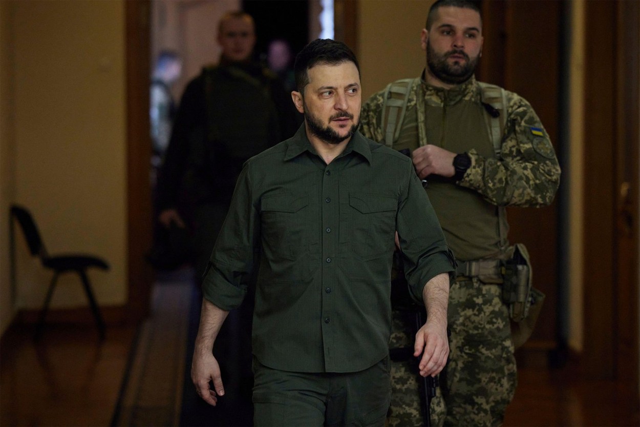 „Zelenski s-a sinucis într-un buncăr din Kiev”. Cum au încercat rușii să influențeze cursul războiului prin fake news