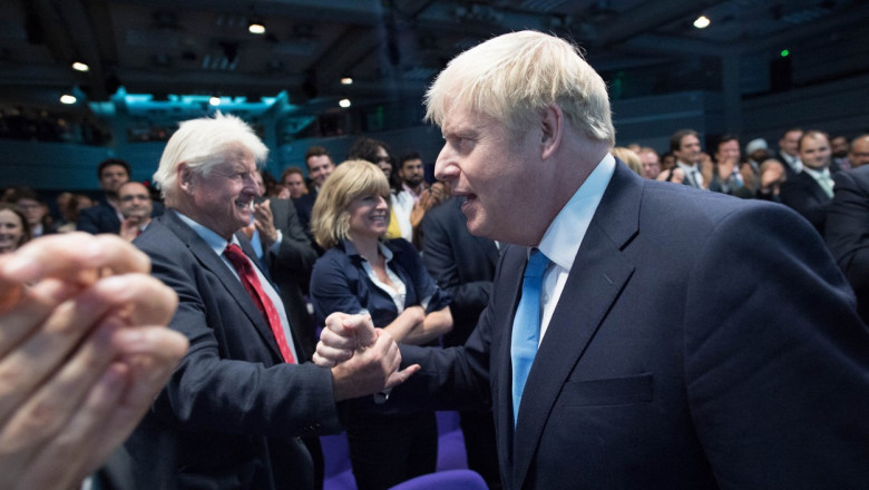 Boris Johnson și tatăl premierului britanic, Stanley Johnson strangandu-si mana