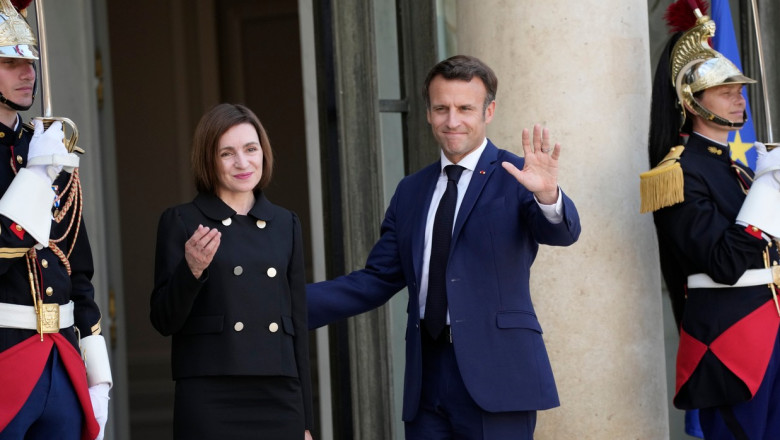 Maia Snadu și Emmanuel Macron salută.