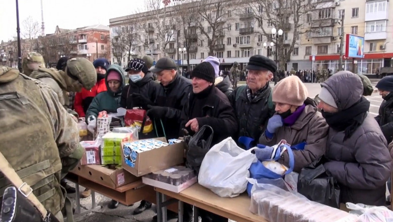 locuitori din herson primind ajutor umanitar