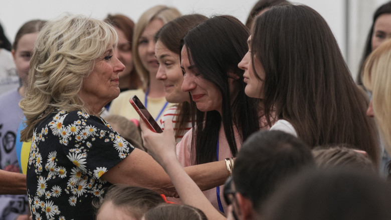 jill biden vorbeste cu mame ucrainence refugiate in România