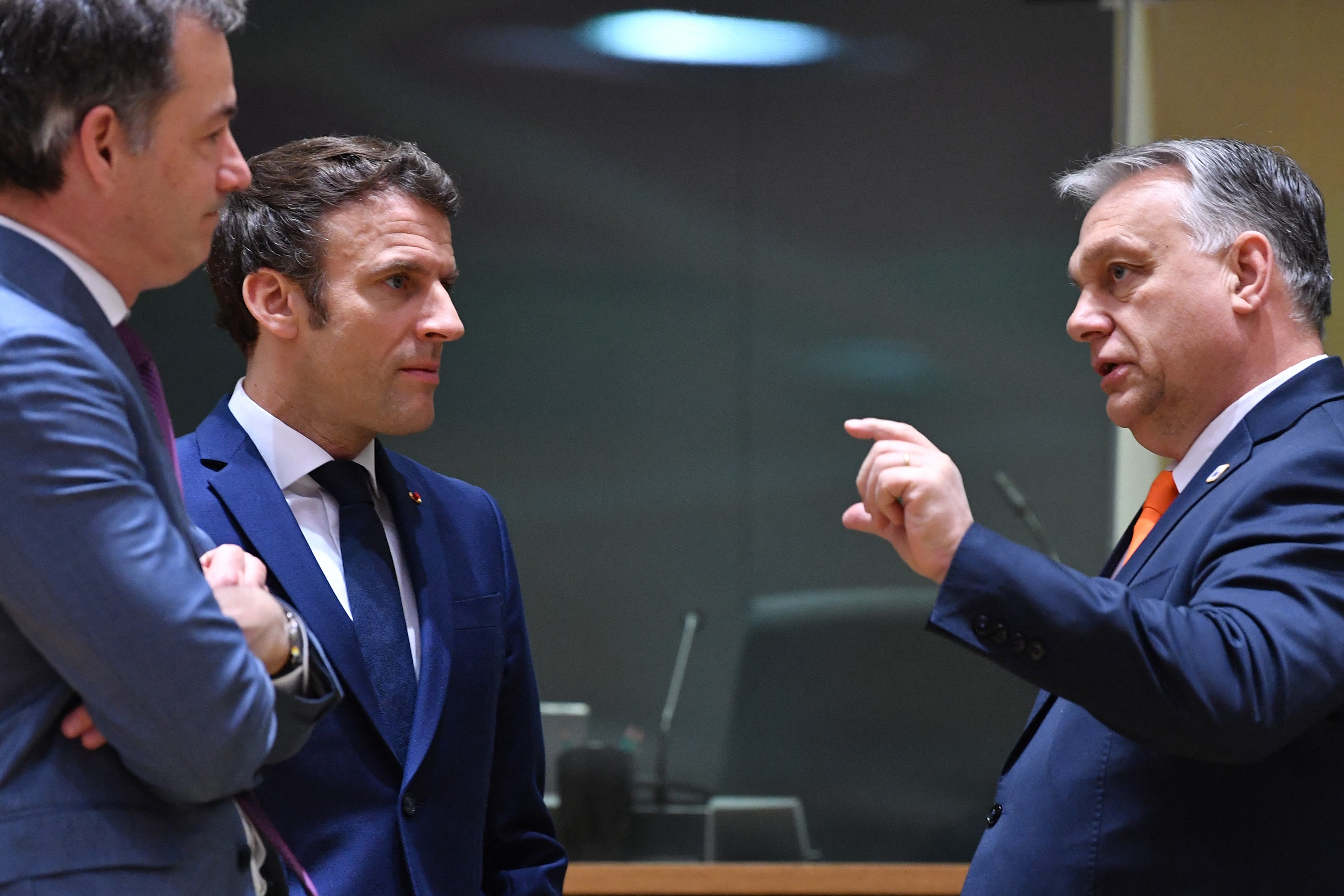 Emmanuel Macron încearcă să-l convingă pe Viktor Orban să fie de acord cu un embargo al UE asupra petrolului rusesc
