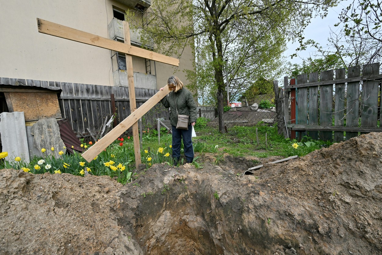 Politico: O ucraineancă a pus într-o cutie rămășițele soțului ucis de ruși. După ce l-au omorât, soldații l-au transformat în capcană