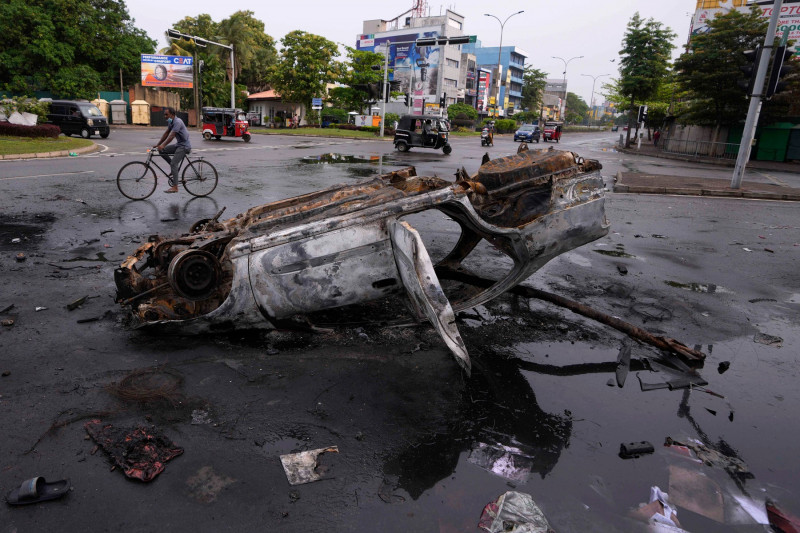 mașină răsturnată și distrusă în Colombo
