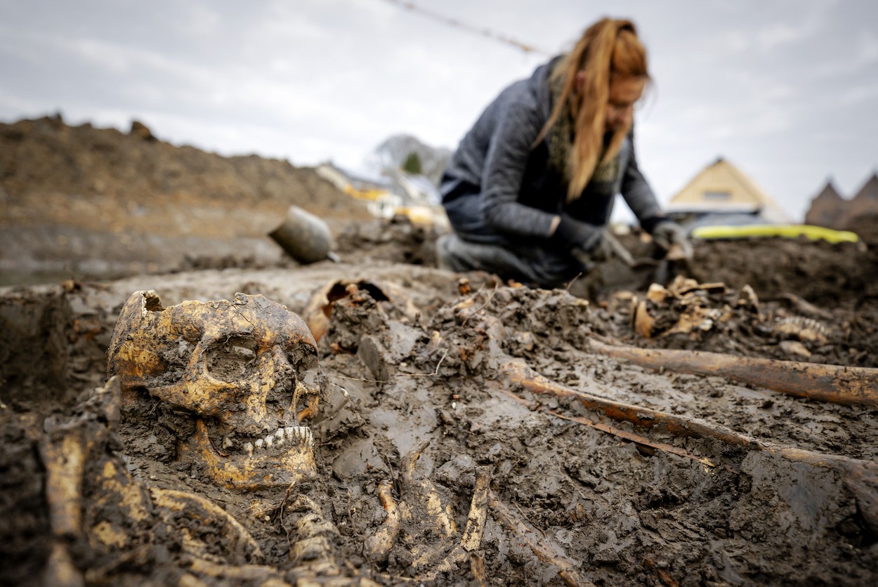 O groapă comună descoperită în Olanda conține scheletele a zeci de soldați britanici uciși de o bacterie în urmă cu peste 200 de ani