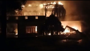 casă în flăcări pe timp de noapte