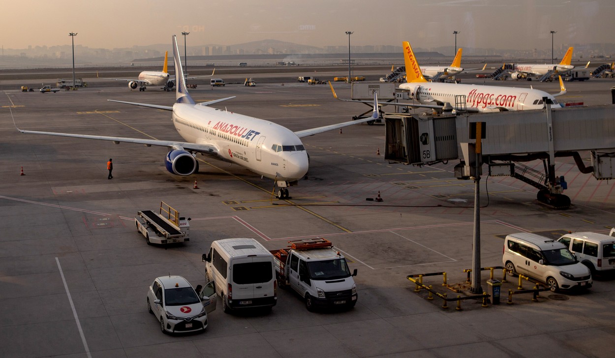 O cursă aeriană a fost oprită chiar înainte de decolare, după ce pasagerii au primit fotografii cu un avion prăbușit