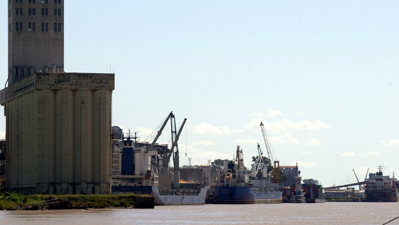 Nave pentru transportul cerealelor în port.