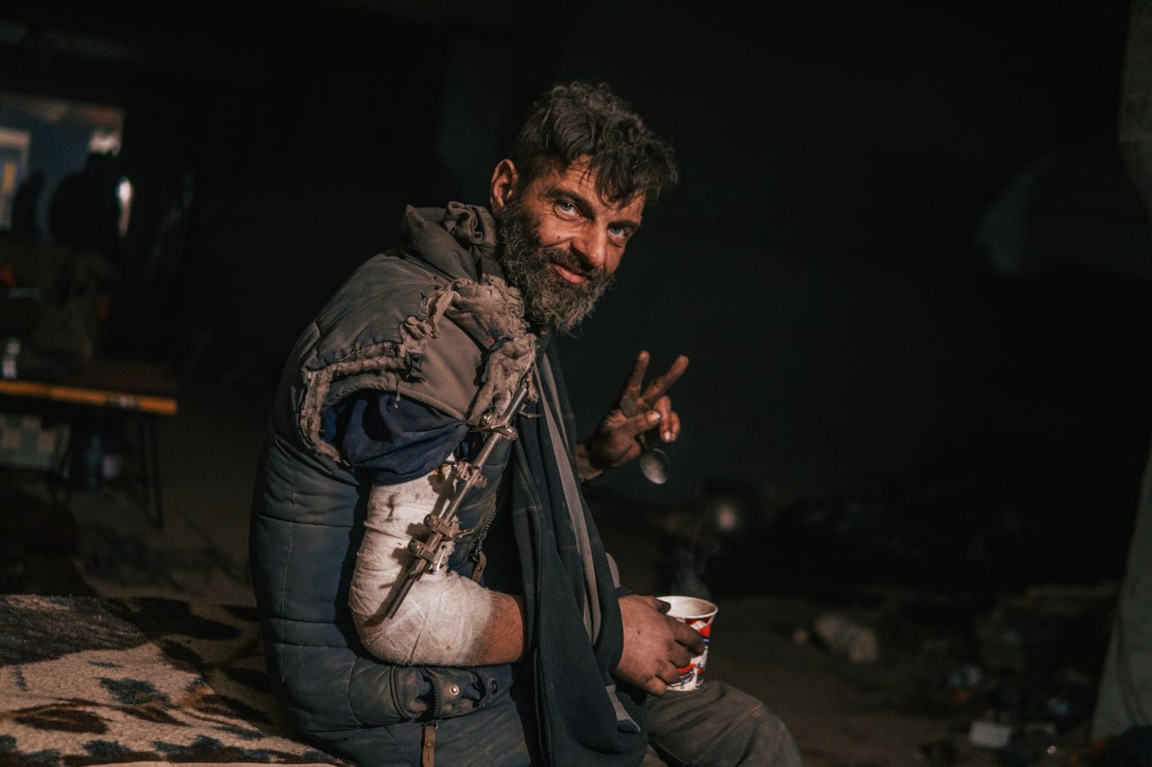 Imagini cu luptătorul ucrainean cu brațul sfârtecat, făcând semnul victoriei din catacombele Azovstalului, după ce s-a predat