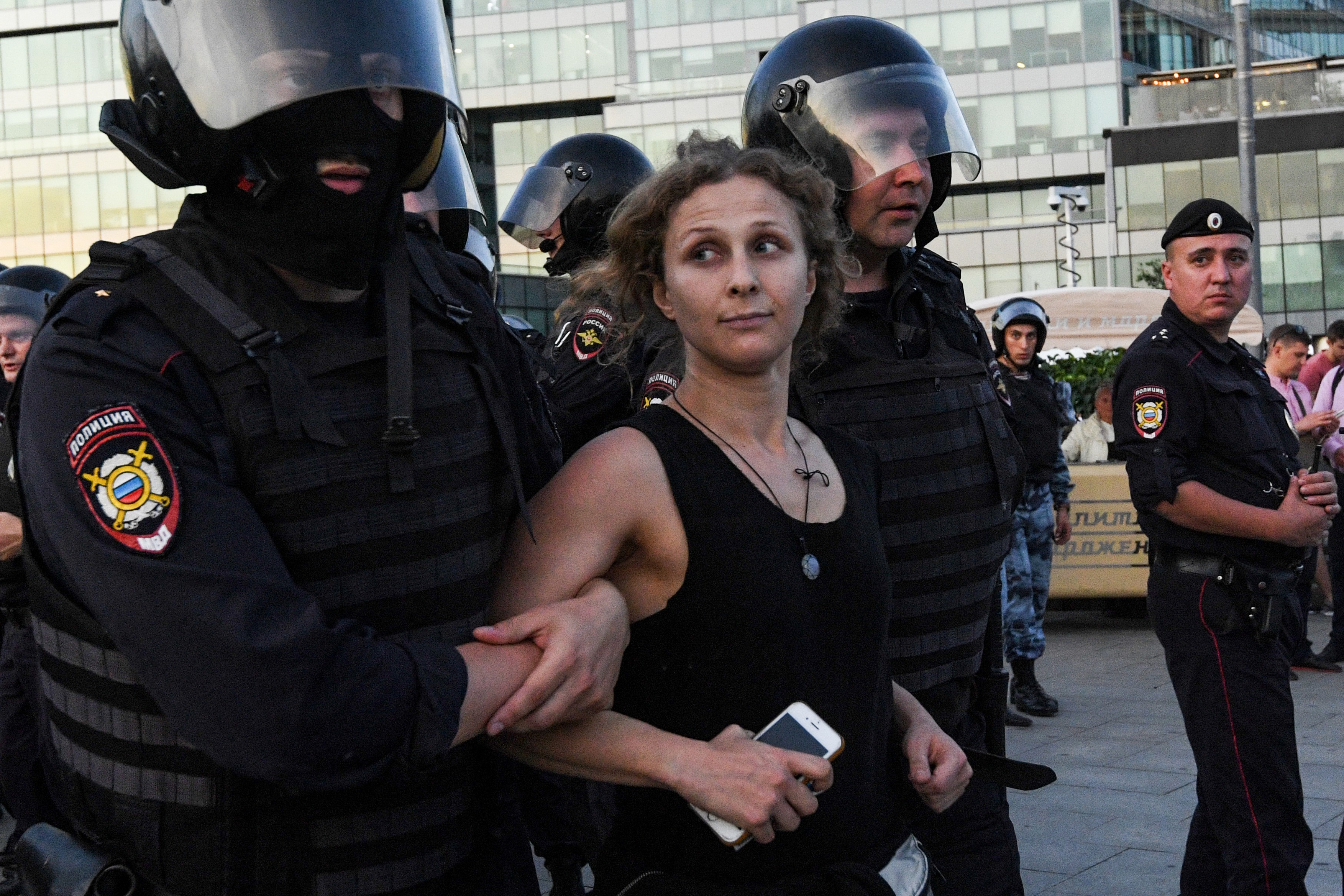 Lidera Pussy Riot a fugit din Rusia deghizată în curier. Ea era în arest la domiciliu după ce l-a criticat pe Putin