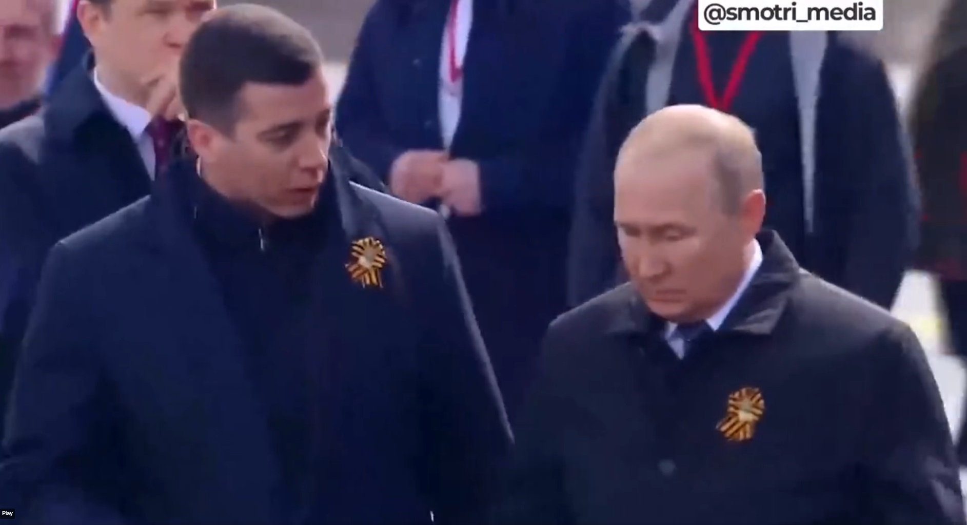 Un bărbat misterios vorbește cu Putin de Ziua Victoriei, iar imaginile alimentează zvonurile că el ar fi un posibil succesor