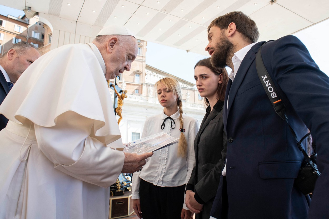 „Nu-i lăsați să moară!” Mesajul soțiilor luptătorilor de la Azovstal pentru Papa Francisc