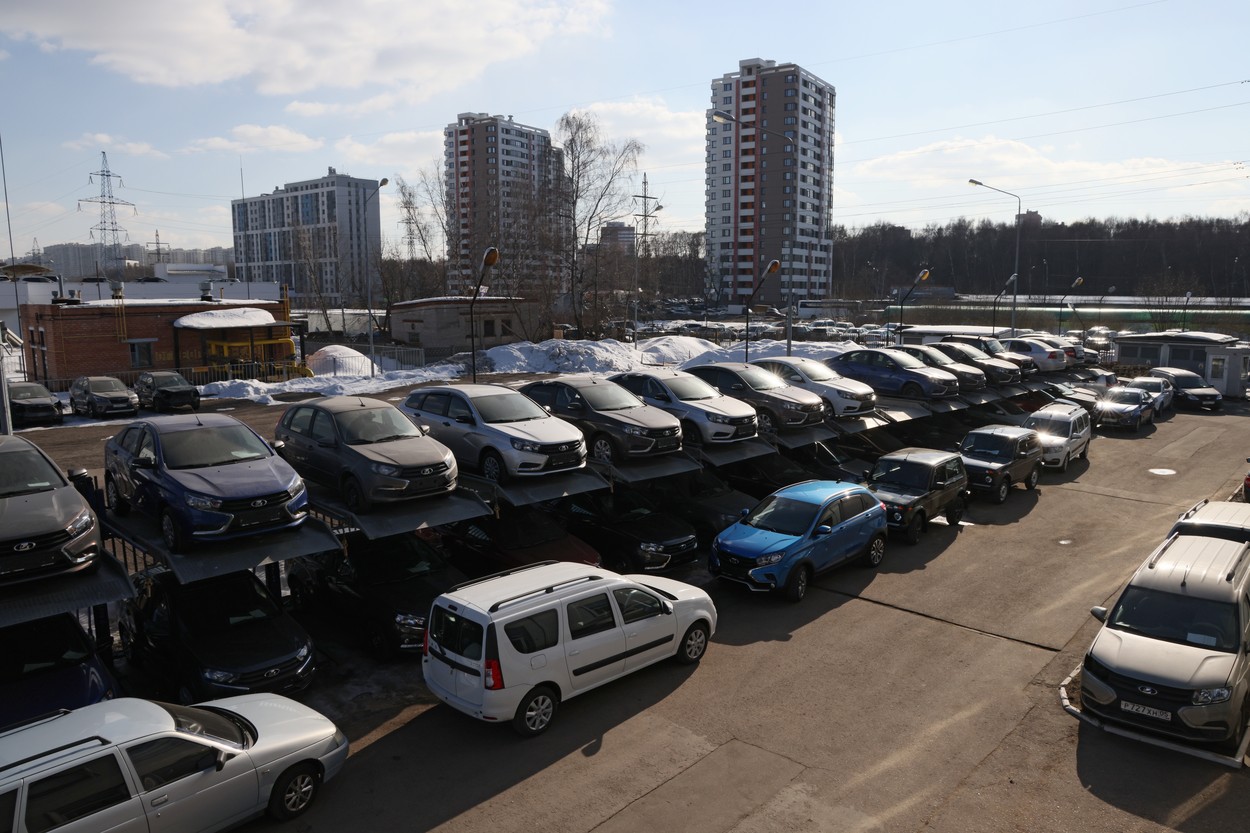 Vânzările de mașini s-au prăbușit în Rusia. Nu se mai cumpără nici măcar Lada