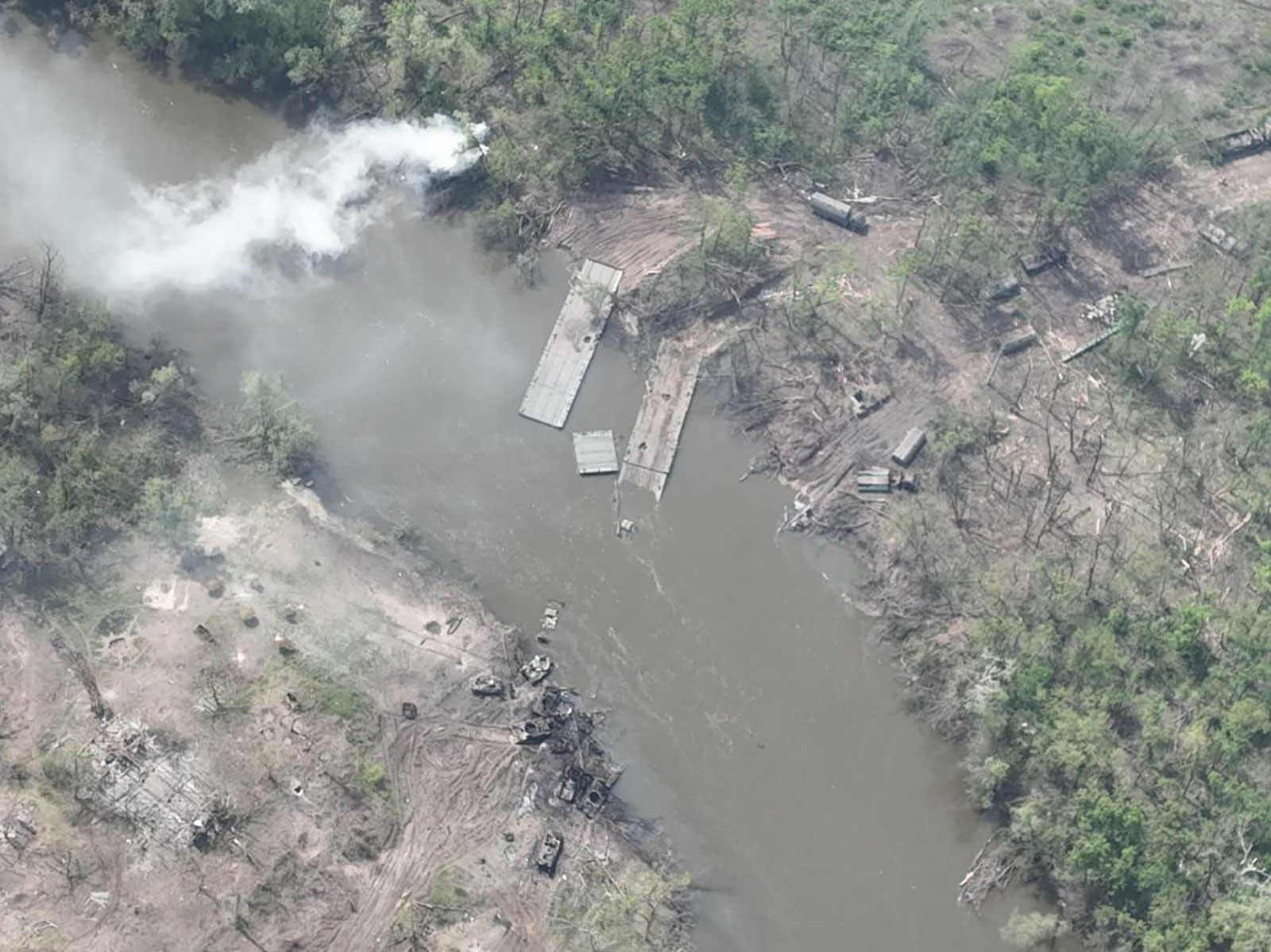 Ucrainenii aruncă în aer și distrug poduri de pontoane în Lugansk ca să-i oprească pe ruși. Imagini din satelit și din dronă (CNN)