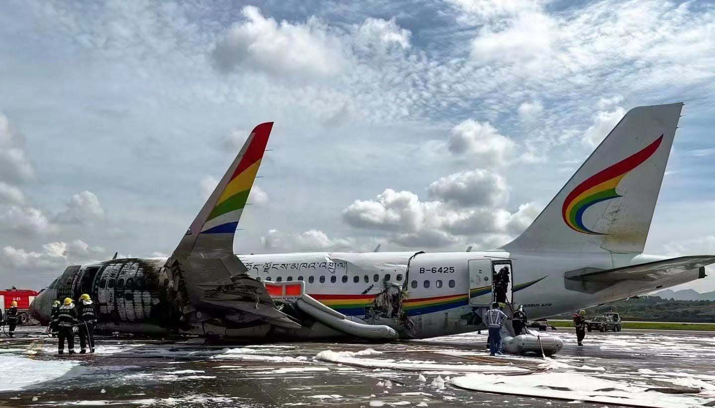 Un avion cu peste 120 de oameni la bord a luat foc pe pista aeroportului în China
