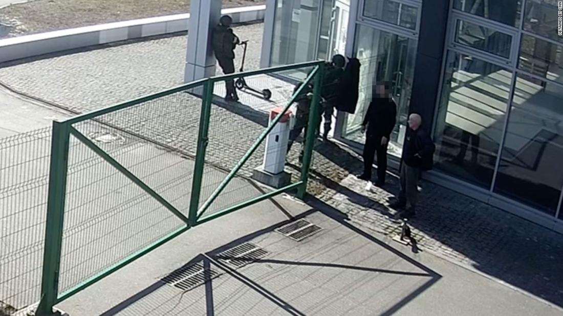 Soldaţii ruşi, filmaţi în timp ce împuşcă doi civili ucraineni neînarmaţi. Filmul unei crime de război la marginea Kievului (CNN)