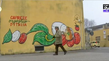 graffiti cu mancare pe zidul unei cladiri