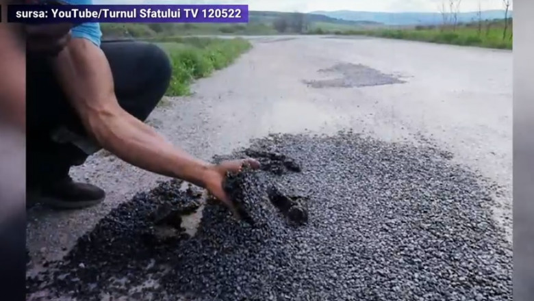 asfalt care se desprinde cu mana de pe un drum