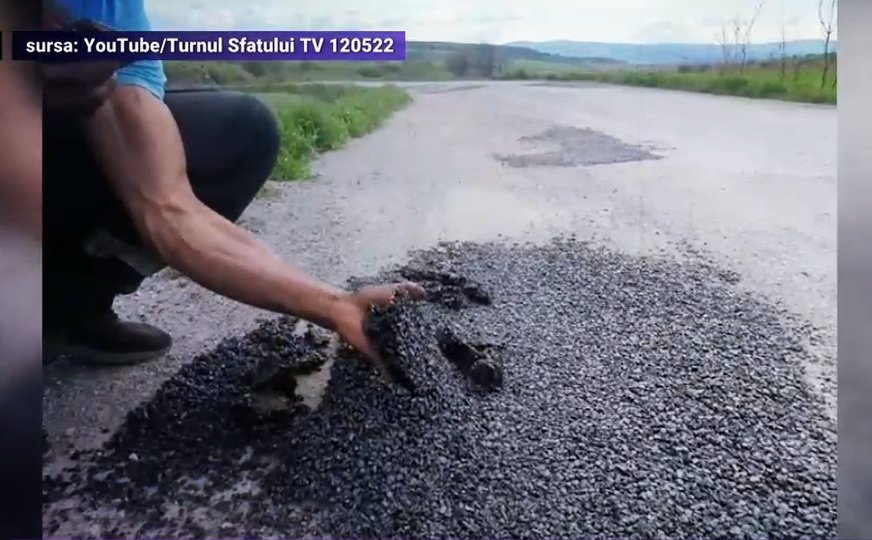 VIDEO. Un drum reparat dimineața s-a stricat până seara. Primar: Se vede că asta-i realitatea, pot sa zic altceva?