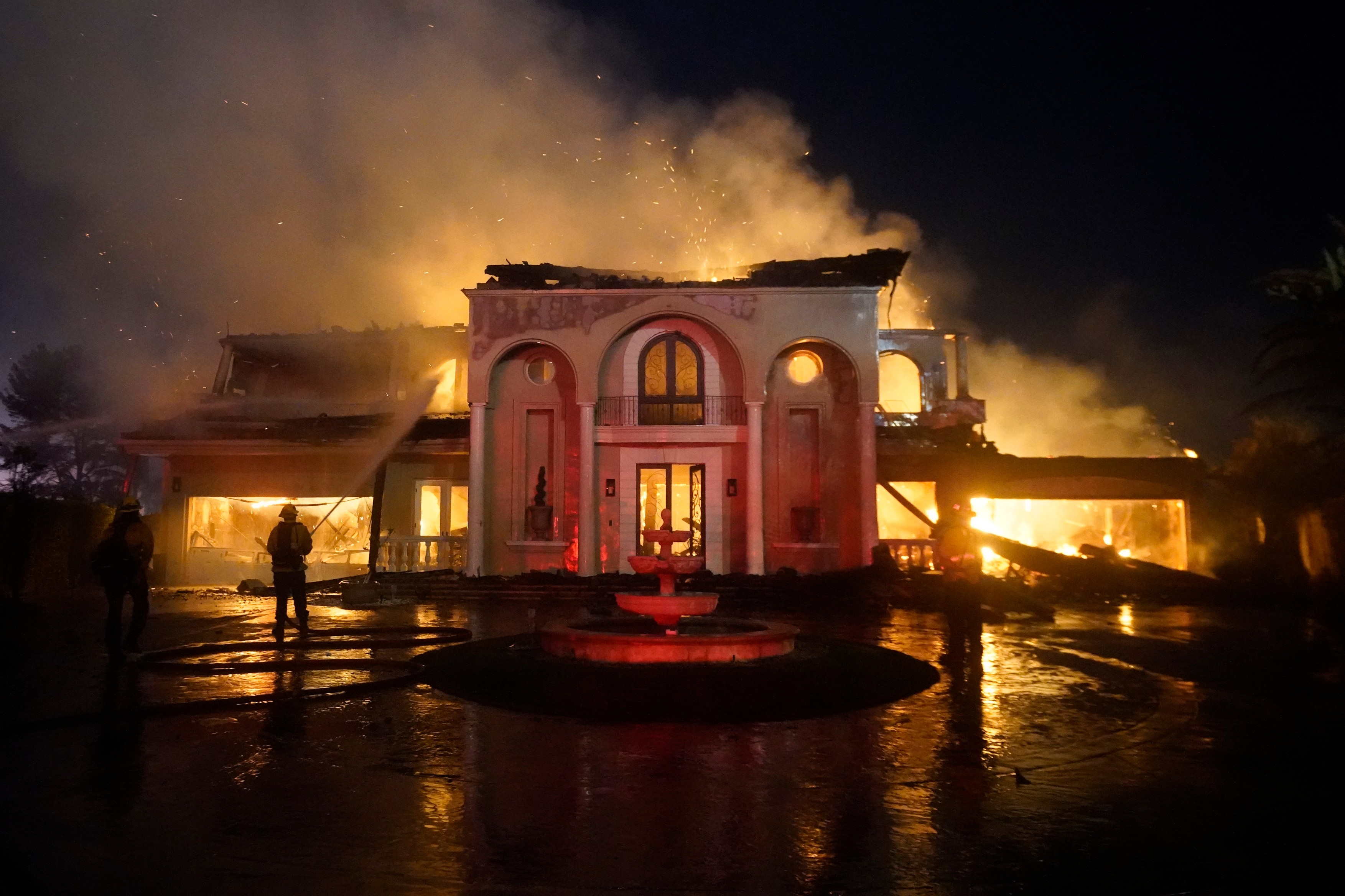 Conace de milioane de dolari au ars într-o singură noapte în California. Mega-incendiul de necontrolat a mistuit două cartiere de lux