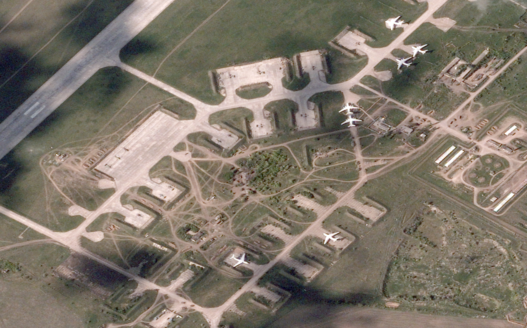 Rușii încă folosesc baza aeriană ucraineană din Melitopol. Imaginile din satelit arată ce s-a schimbat acolo în doar cinci zile