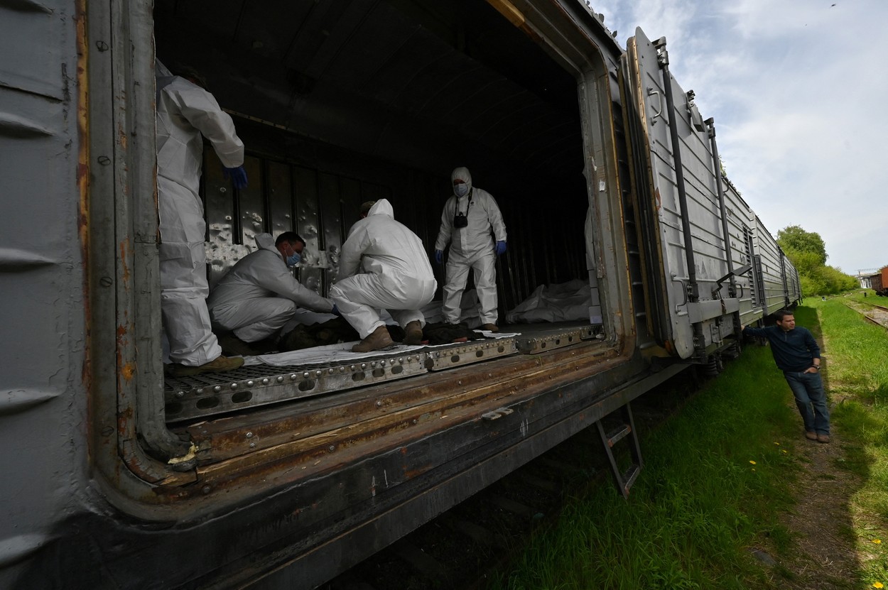 Tren frigorific plin cu cadavre de soldați ruși omorâți în Ucraina, lăsat în urmă de armata lui Putin. Moscova refuză să îi revendice