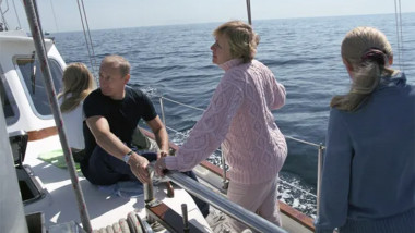 Vladimir Putin, alături de fosta sa soție, Liudmila Putina și cele două fiice, într-o vacanță în 2002.