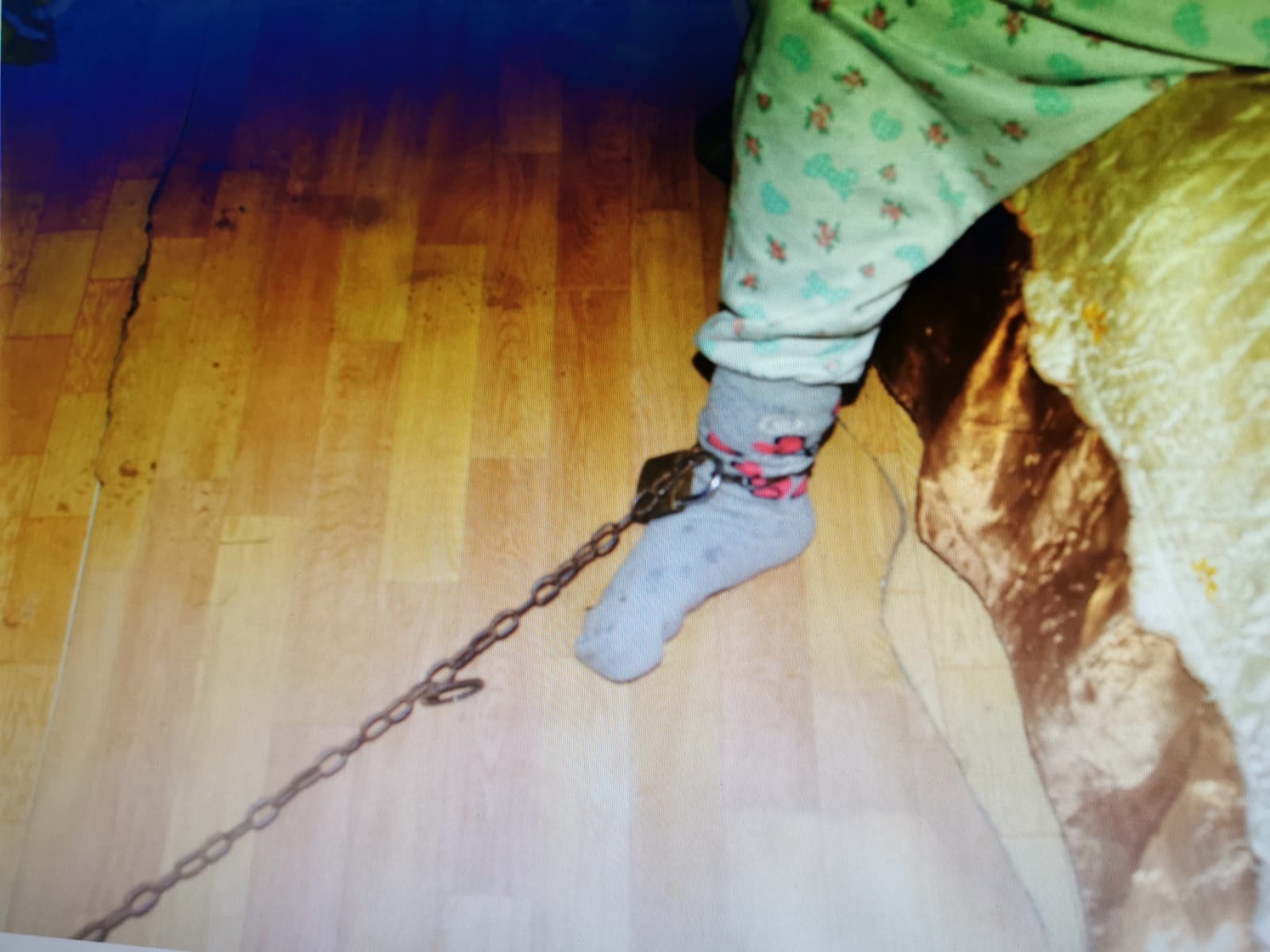 Fetiţă de 10 ani din Dolj, ținută captivă de bunica ei. Copila era legată de pat cu un lanţ