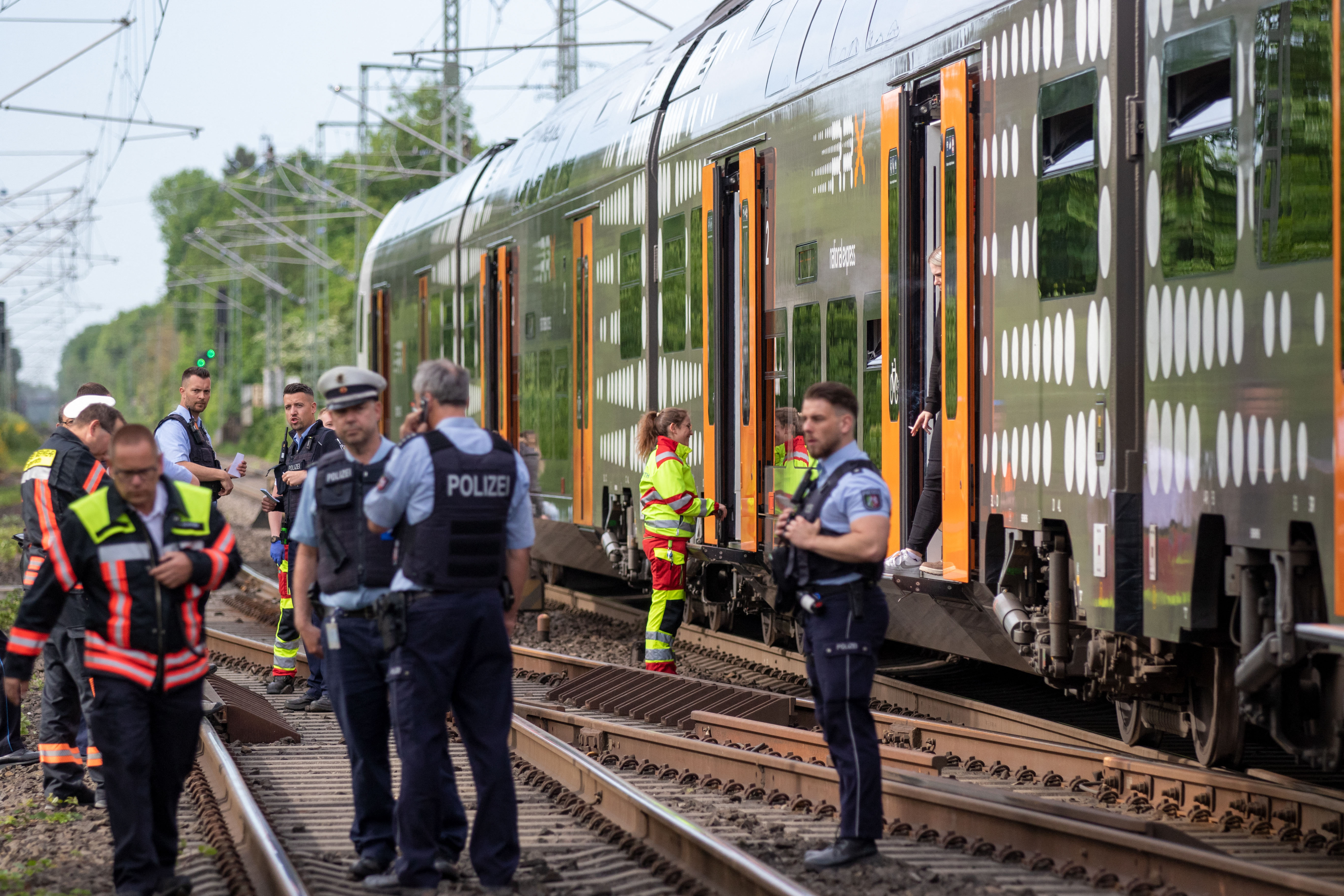 Atac cu cuțitul într-un tren din Germania: cinci persoane au fost rănite