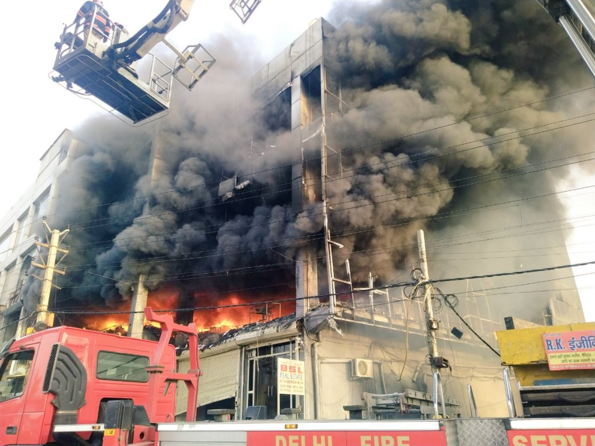 Un incendiu violent a provocat moartea de 27 de oameni în New Delhi. Peste 25 sunt răniți