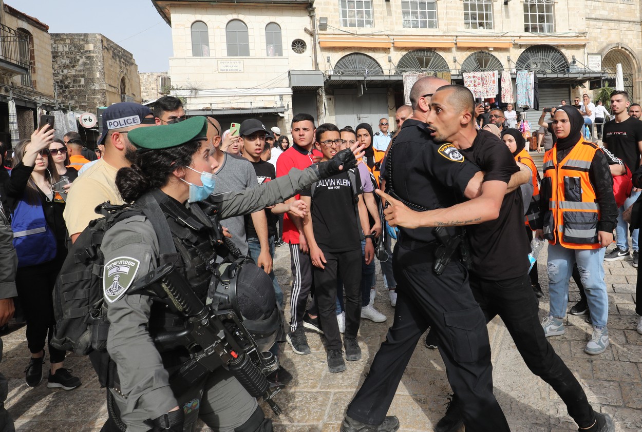 Polițiștii israelieni i-au lovit pe oamenii care purtau coșciugul jurnalistei Shireen Abu Akleh, ucisă în Cisiordania