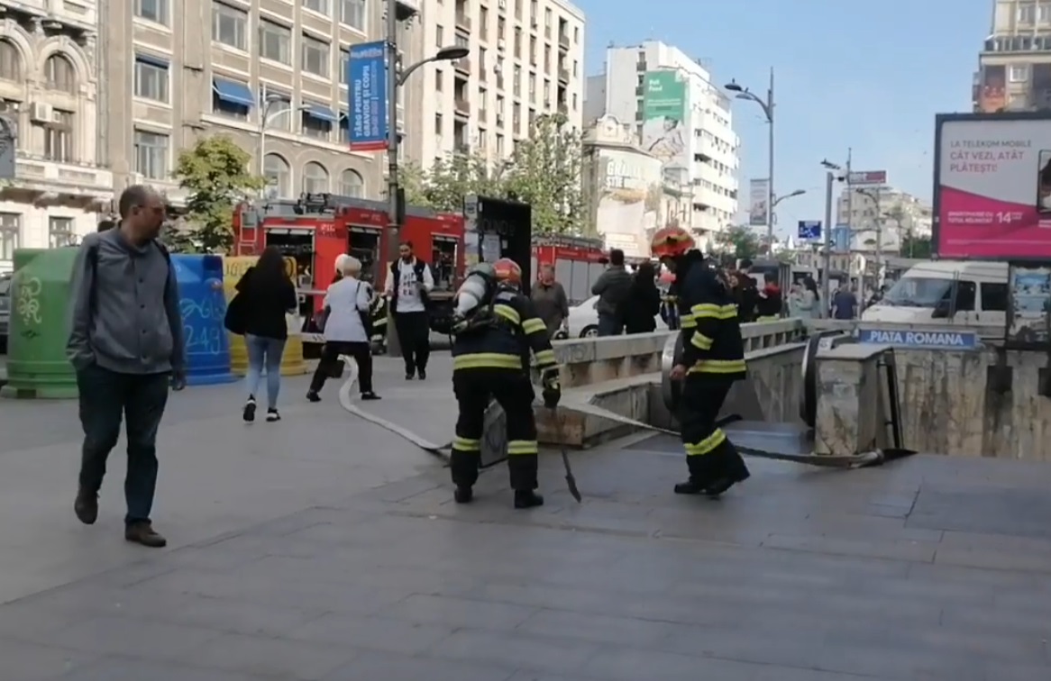 UPDATE Panică și fum dens la metrou, la Piața Romană. Pompieri: Incendiul a fost stins, călătorii au fost evacuați prin tunel