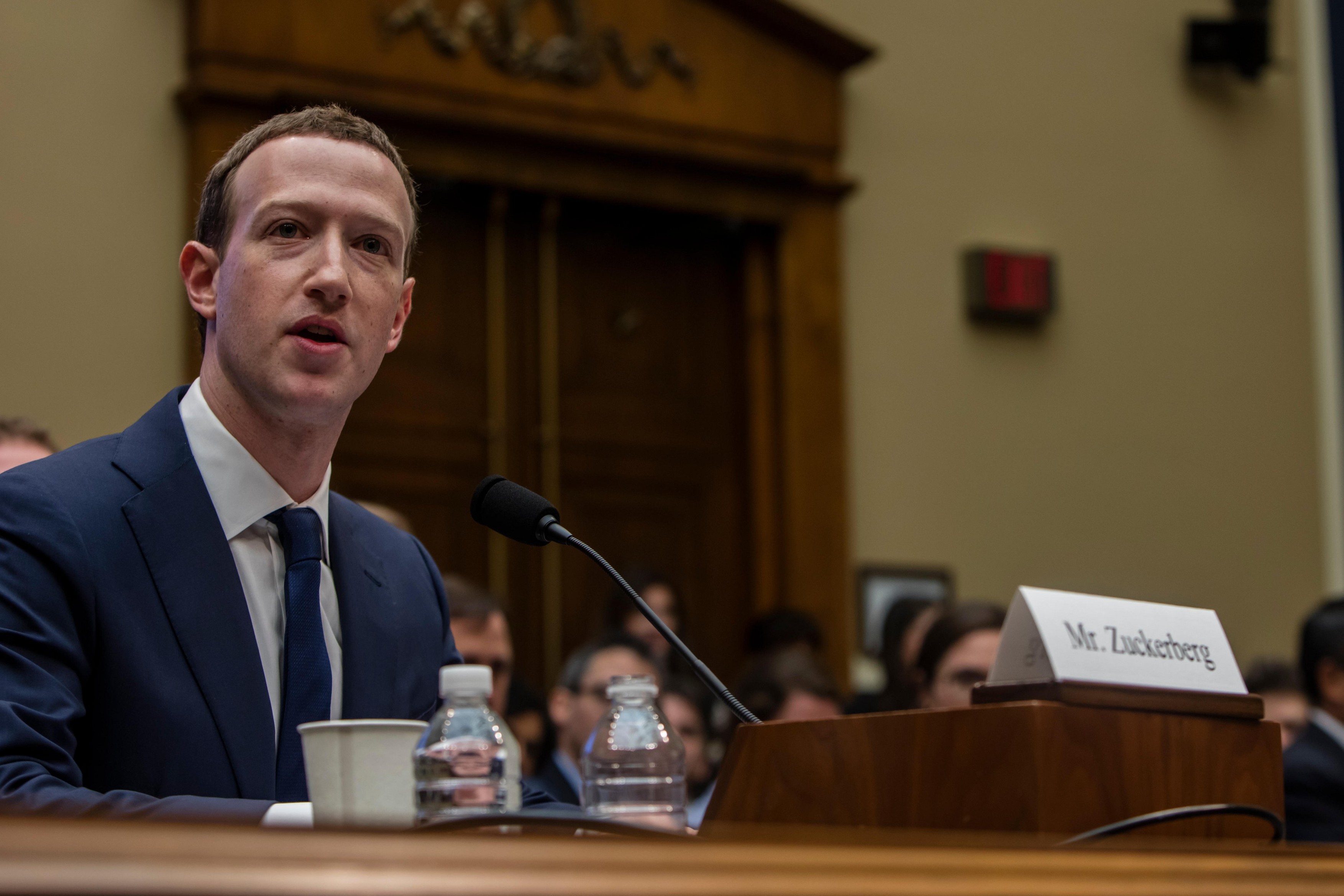 Scandalul Cambridge Analytica nu-i dă pace lui Mark Zuckerberg. Fondatorul Facebook a fost dat în judecată