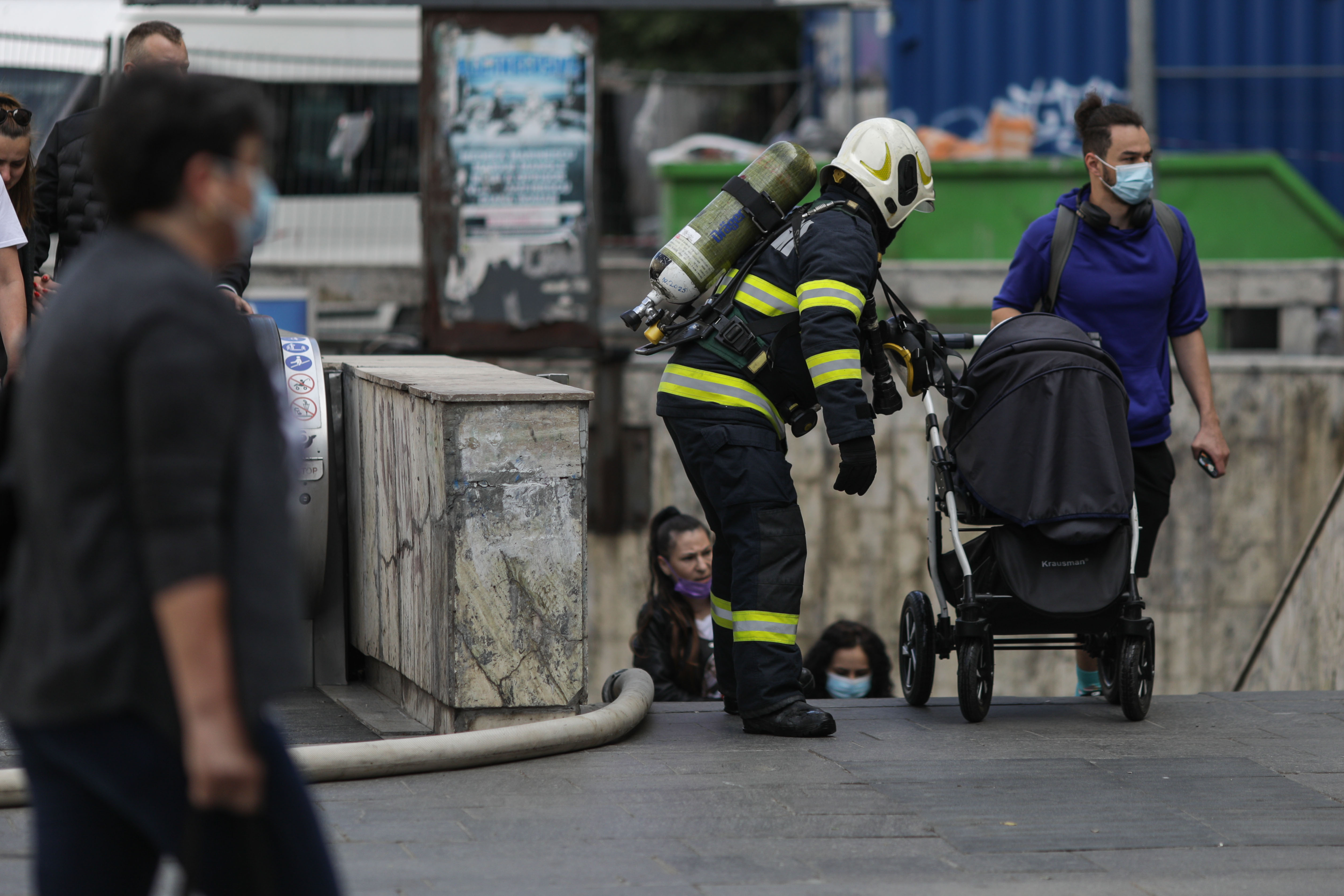 Polițiștii anchetează incidentul de la metrou, după ce călătorii au fost evacuați prin tunel, la Piața Romană