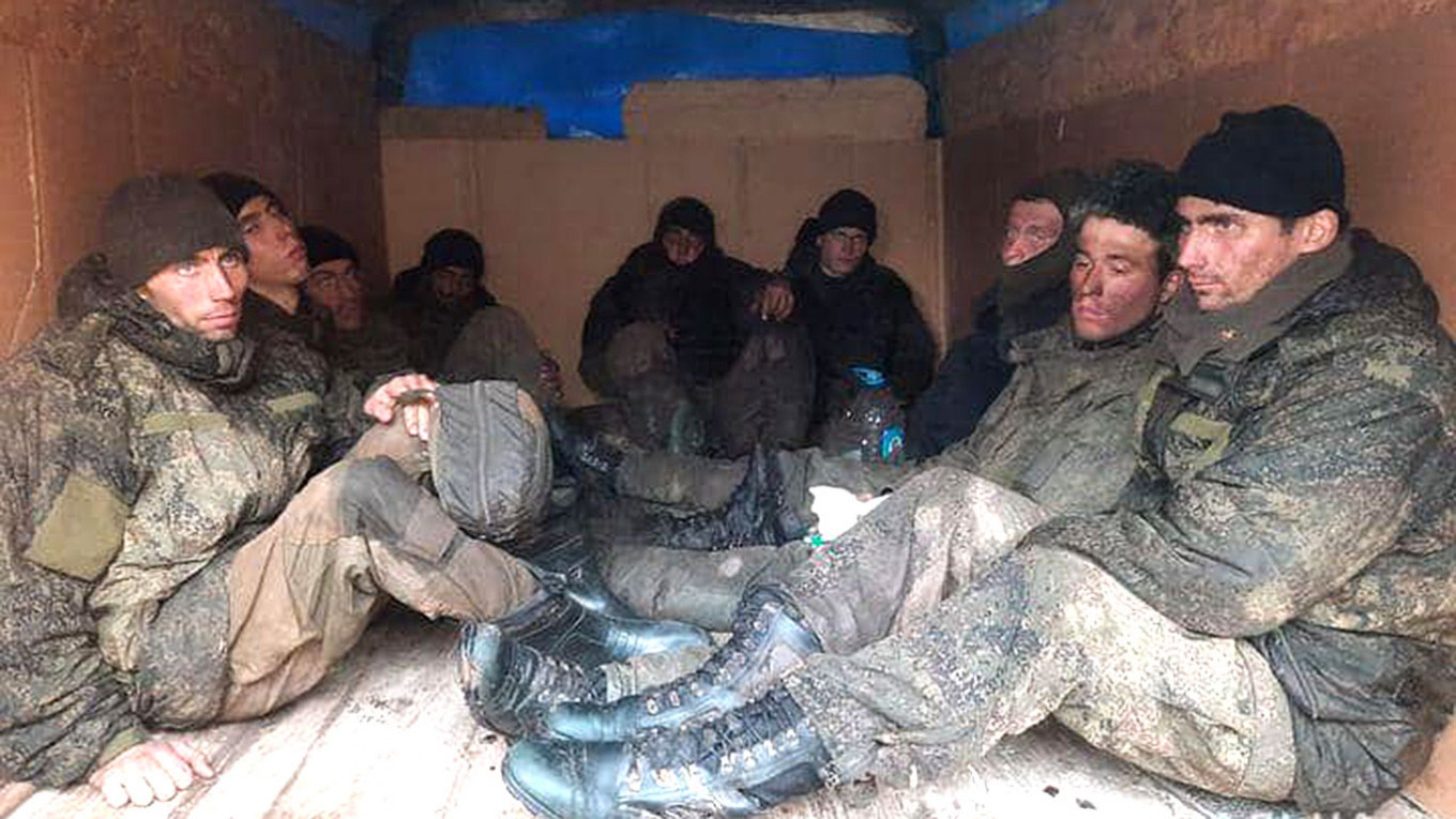 Soldații ruși trimiși în Ucraina se plâng că sunt obligați să-și cumpere tot, până și uniforme și veste antiglonț